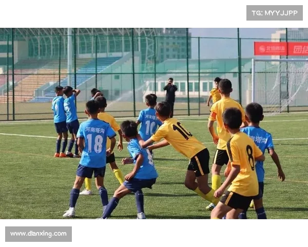 青训球员成长之路：从青涩梦想到职业赛场的蜕变与挑战