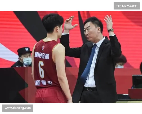 王奕博重返赛场与刘维伟再度合作现身青岛队替补席 穿新东家T恤引关注 王奕博重返赛场与刘维伟再度合作现身青岛队替补席 穿新东家T恤引关注